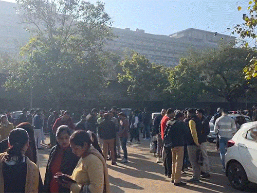 धमकी मिने के बाद पंजाब सचिवालय से सभी अधिकारियों और कर्मचारियों को बाहर निकाल दिया गया।