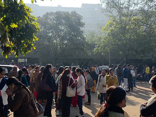 पंजाब सचिवायल के बाहर खड़े अधिकारी और कमैचारी।