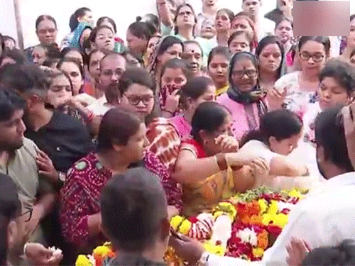 अजित पवारांच्या सुरक्षा रक्षकावर अंत्यसंस्कार, मुलाने दिला मुखाग्नी: फ्लाइट अटेंडंट पिंकीला ठाण्यात अखेरचा निरोप, अस्थी विसर्जनासाठी बनारसला नेणार अजित पवारांच्या सुरक्षा रक्षकावर अंत्यसंस्कार, मुलाने दिला मुखाग्नी: फ्लाइट अटेंडंट पिंकीला ठाण्यात अखेरचा निरोप, अस्थी विसर्जनासाठी बनारसला नेणार