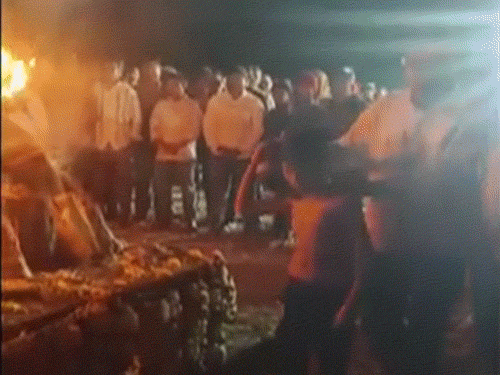 अजित पवार के सुरक्षाकर्मी विदिप दिलीप जाधव का उनके पैतृक गांव में अंतिम संस्कार किया गया। - Dainik Bhaskar