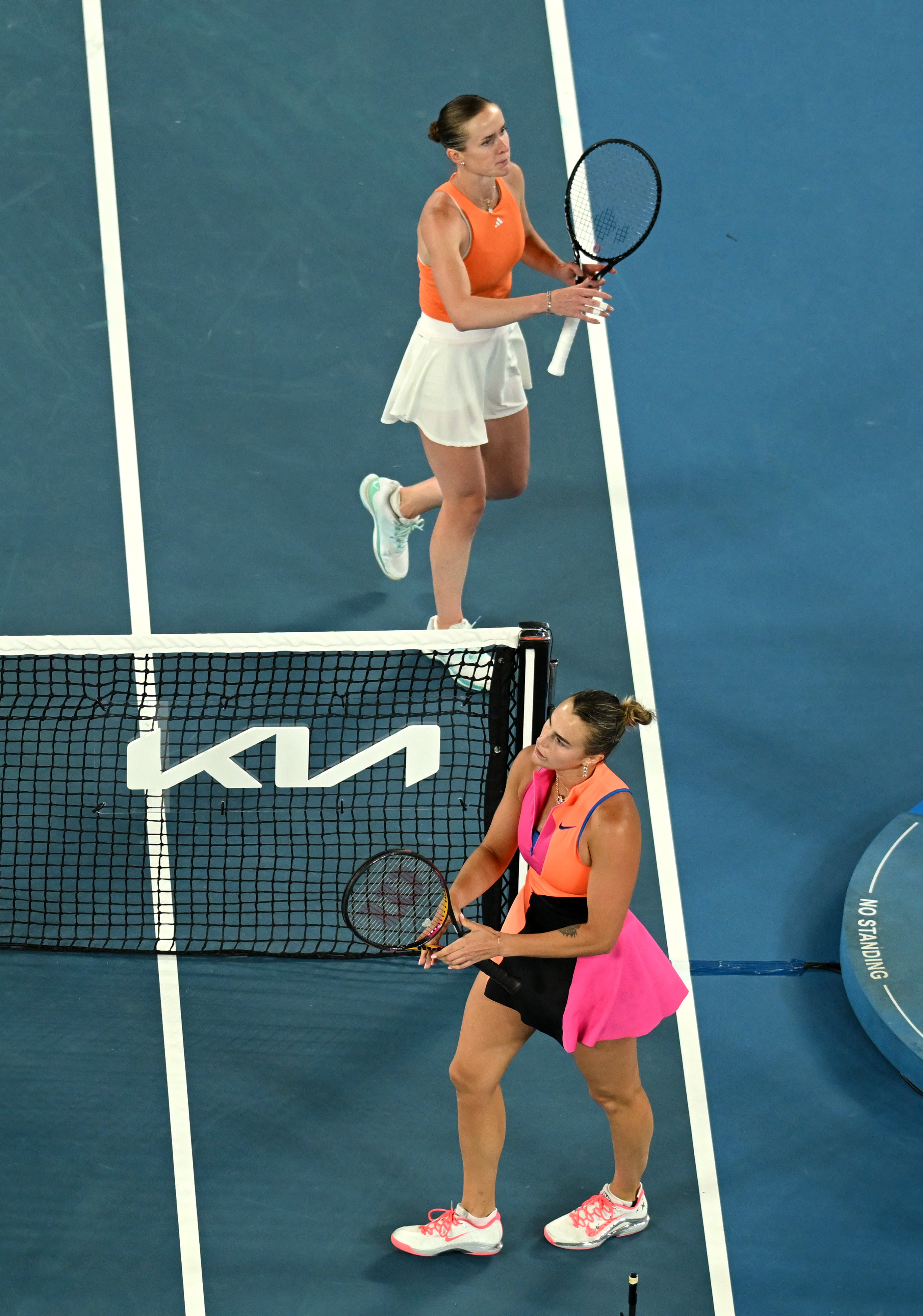 मैच के बाद यूक्रेनी खिलाड़ी रूस और बेलारूस के खिलाड़ियों ने आपस में हाथ नहीं मिलाया।