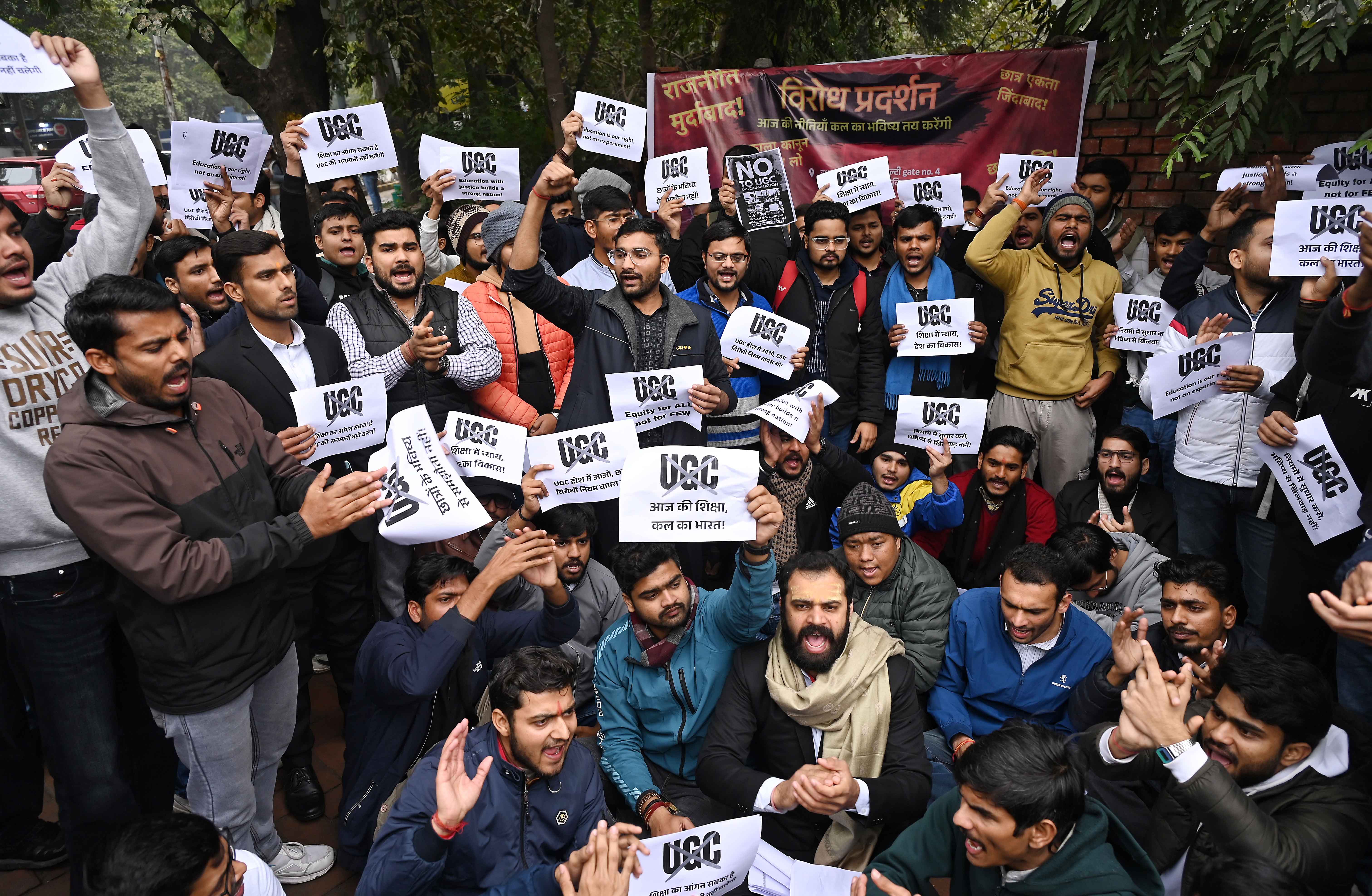 UGC के नए नियमों को लेकर दिल्ली में 15 दिनों से कई जगह प्रदर्शन हो रहे हैं। ये छात्र दिल्ली यूनिवर्सिटी के हैं।