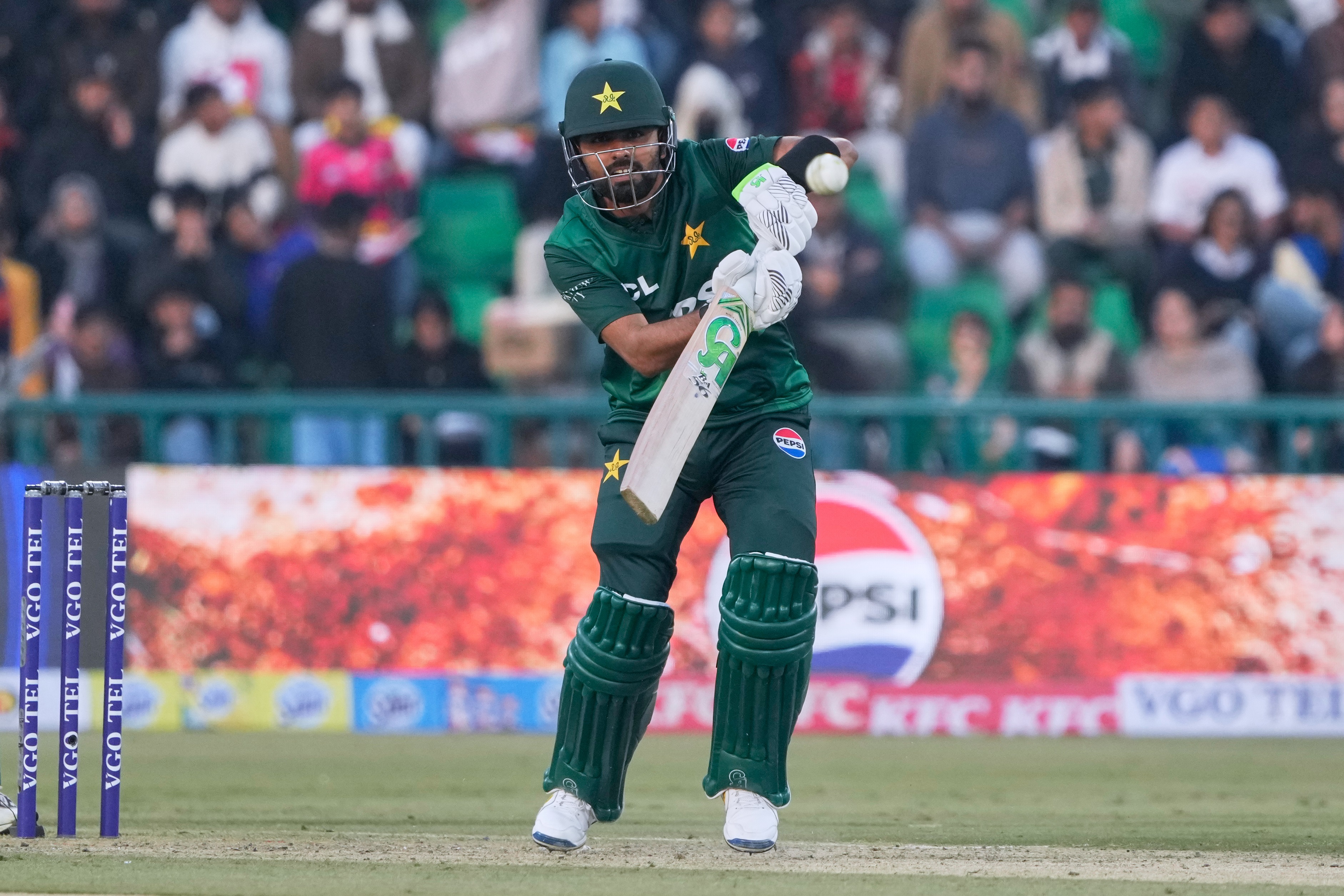 बाबर आजम ने 20 बॉल पर 24 रन की पारी खेली।