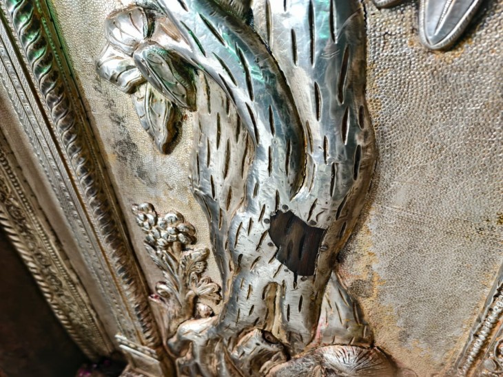 दरवाजे पर लगी चांदी की परत जगह जगह से उखड़ गई है