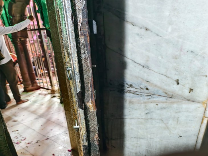 दरवाजों से गायब चांदी