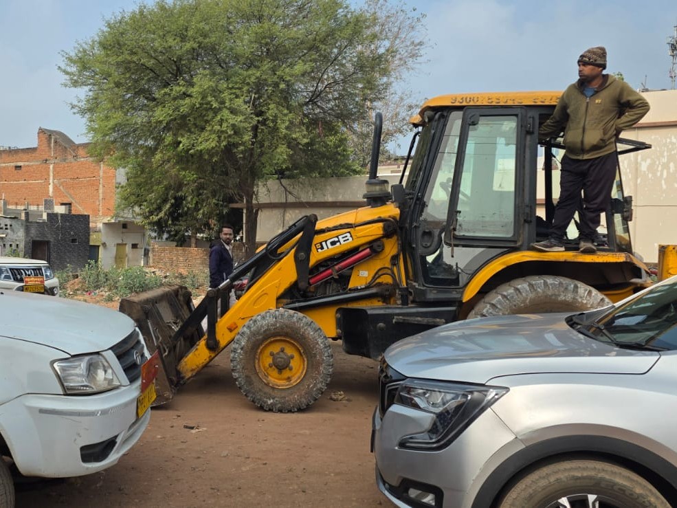 अतिक्रमण हटाने के लिए लाए बुलडोजर।