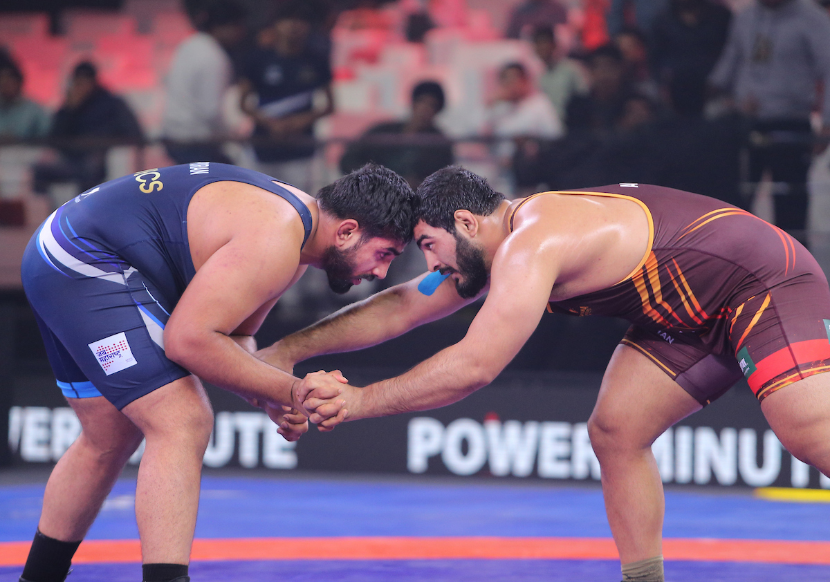 अनिरूद्ध गुलिया और जसपूरन सिंह मैच पर दांव लगाते हुए।