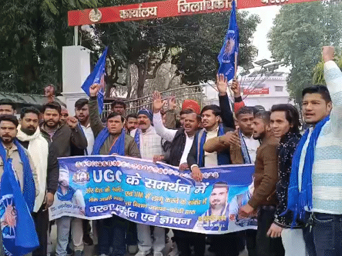 बरेली में अब यूजीसी के नए नियमों को लागू करने के लिए भीम आर्मी और आजाद समाज पार्टी सड़कों पर उतरी। अलंकार अग्निहोत्री के खिलाफ नारे लगाए।