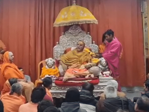 हे चित्र वाराणसीचे आहे. शंकराचार्य अविमुक्तेश्वरानंद माघ मेळ्यातून परतल्यानंतर संतांसोबत बैठक घेत आहेत.