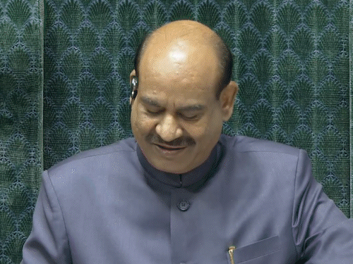 वित्त मंत्री निर्मला सीतारमण ने लोकसभा में इकोनॉमिक सर्वे 2025-2026 पटल पर रखा।