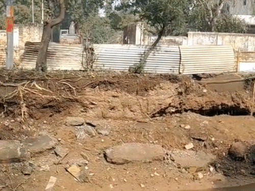 मुख्य सड़क पर मौजूद कंपनी द्वारा खोदा गया गड्ढा।