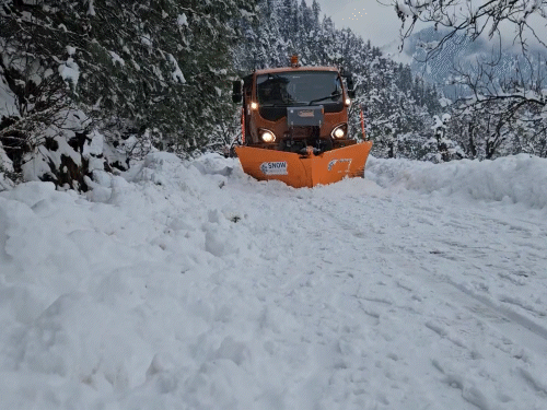 जम्मू-कश्मीर के अनंतनाग में भारी बर्फबारी के बाद बर्फ हटाया जा रहा है।