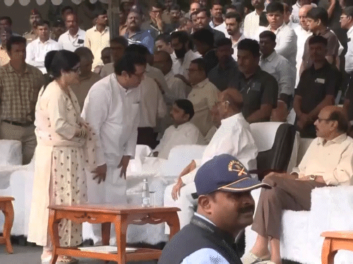 अजित पवार के अंतिम संस्कार में शामिल होने के लिए शरद पवार और राज ठाकरे विद्या प्रतिष्ठान मैदान पहुंचे। अजित, शरद पवार के भतीजे थे।