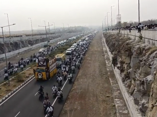 अजित पवार का पार्थिव शरीर विद्या प्रतिष्ठान मैदान ले जाया जा रहा है। हजारों की भीड़ साथ चल रही हैं।