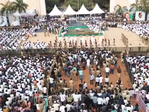 अजित पवार के अंतिम संस्कार में शामिल होने के लिए विद्या प्रतिष्ठान मैदान में हजारों की संख्या में समर्थक पहुंचे।