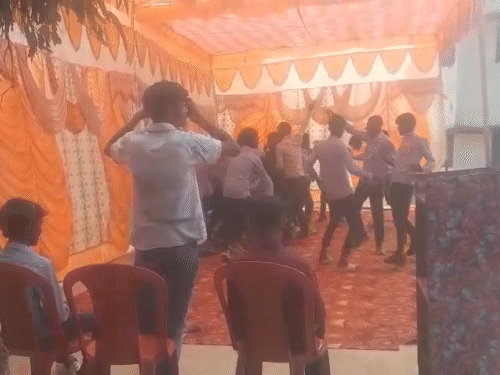 छात्र-छात्राओं के डांस का वीडियो सोशल मीडिया पर जमकर वायरल हो रहा है।