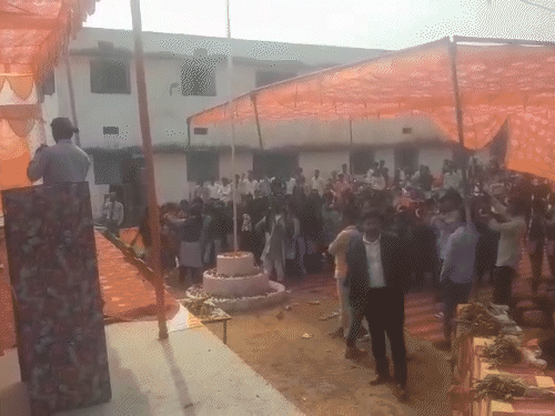 स्कूल की छात्राओं ने भी अश्लील गाने पर किया डांस।