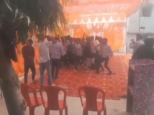 स्कूल की छात्राओं ने भी अश्लील गाने पर किया डांस।