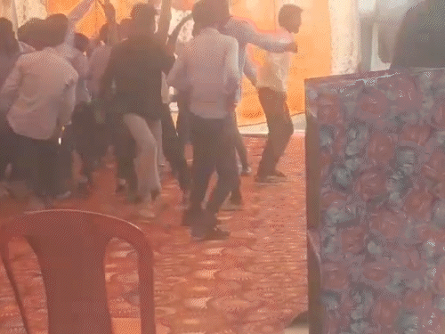 डांस करने के दौरान परिजन भी मौके पर मौजूद थे। जिन्होंने आपत्ति जताई है।