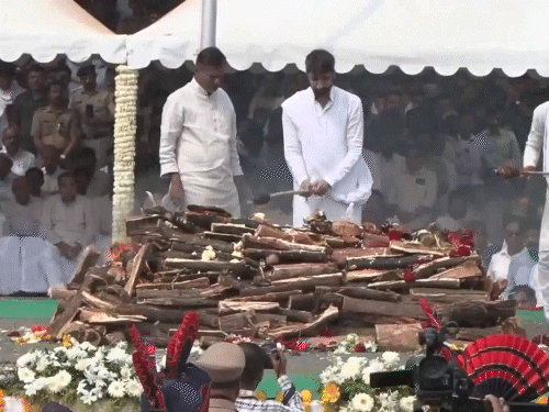 अजित पवारांच्या सुरक्षा रक्षकावर अंत्यसंस्कार, मुलाने दिला मुखाग्नी: फ्लाइट अटेंडंट पिंकीला ठाण्यात अखेरचा निरोप, अस्थी विसर्जनासाठी बनारसला नेणार अजित पवारांच्या सुरक्षा रक्षकावर अंत्यसंस्कार, मुलाने दिला मुखाग्नी: फ्लाइट अटेंडंट पिंकीला ठाण्यात अखेरचा निरोप, अस्थी विसर्जनासाठी बनारसला नेणार