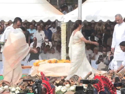 अजित की पत्नी सुनेत्रा पवार ने पार्थिव शरीर पर गंगाजल अर्पित किया।