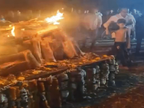 अजित पवारांच्या सुरक्षा रक्षकावर अंत्यसंस्कार, मुलाने दिला मुखाग्नी: फ्लाइट अटेंडंट पिंकीला ठाण्यात अखेरचा निरोप, अस्थी विसर्जनासाठी बनारसला नेणार अजित पवार यांचे सुरक्षा कर्मचारी दिलीप जाधव यांना मुलाने मुखाग्नी दिली.