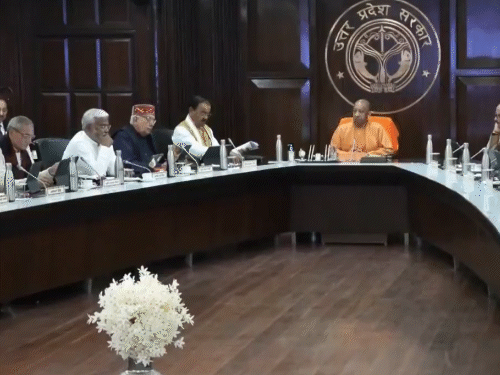 सीएम योगी की अध्यक्षता में गुरुवार को लखनऊ के लोकभवन में कैबिनेट बैठक हुई।