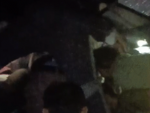 लोगों की मदद से बस में फंसे लोगों को बाहर निकाला गया।