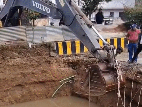 क्रेन की मदद से गड्ढे से निकाली बाइक।