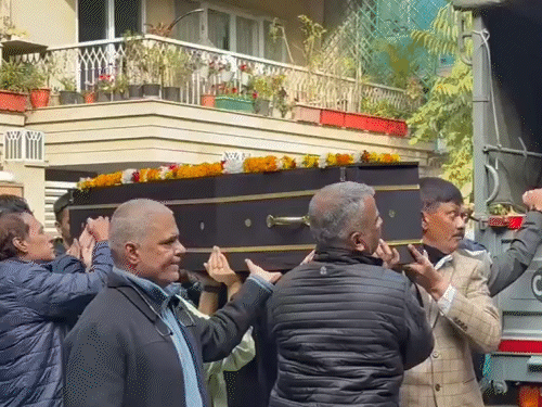 अजित पवारांच्या सुरक्षा रक्षकावर अंत्यसंस्कार, मुलाने दिला मुखाग्नी: फ्लाइट अटेंडंट पिंकीला ठाण्यात अखेरचा निरोप, अस्थी विसर्जनासाठी बनारसला नेणार को-पायलट कॅप्टन शांभवी पाठक यांना अंत्यसंस्कारासाठी घेऊन जाणारे कुटुंबीय.