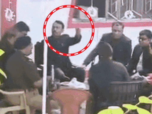 अलंकार अग्निहोत्री जब अफसरों के साथ बैठे थे तो उन्होंने पहले विक्ट्री बाद में उंगली से कनपटी पर बंदूक रखने का इशारा किया। वे पहले भी अपनी जान को खतरा बता चुके हैं।