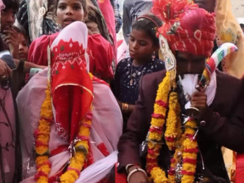 तस्वीर कैलाश की शादी की है। इसे करीब एक साल ही बीता है।