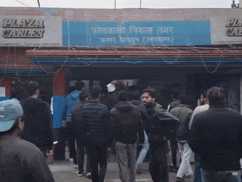 युवक की पिटाई के बाद विकासनगर कोतवाली का घेराव करते लोग।