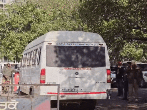 बम धमकी का पता चलते ही भारी संख्या में पुलिस फोर्स सचिवालय पहुंची। - Dainik Bhaskar