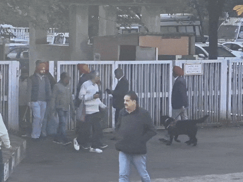 बम की धमकी के बाद पुलिस डॉग स्क्वायड लेकर जांच करने के लिए पहुंची।