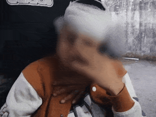 पीड़ित कश्मीरी लड़का रोते हुए घटना की जानकारी देता हुआ।