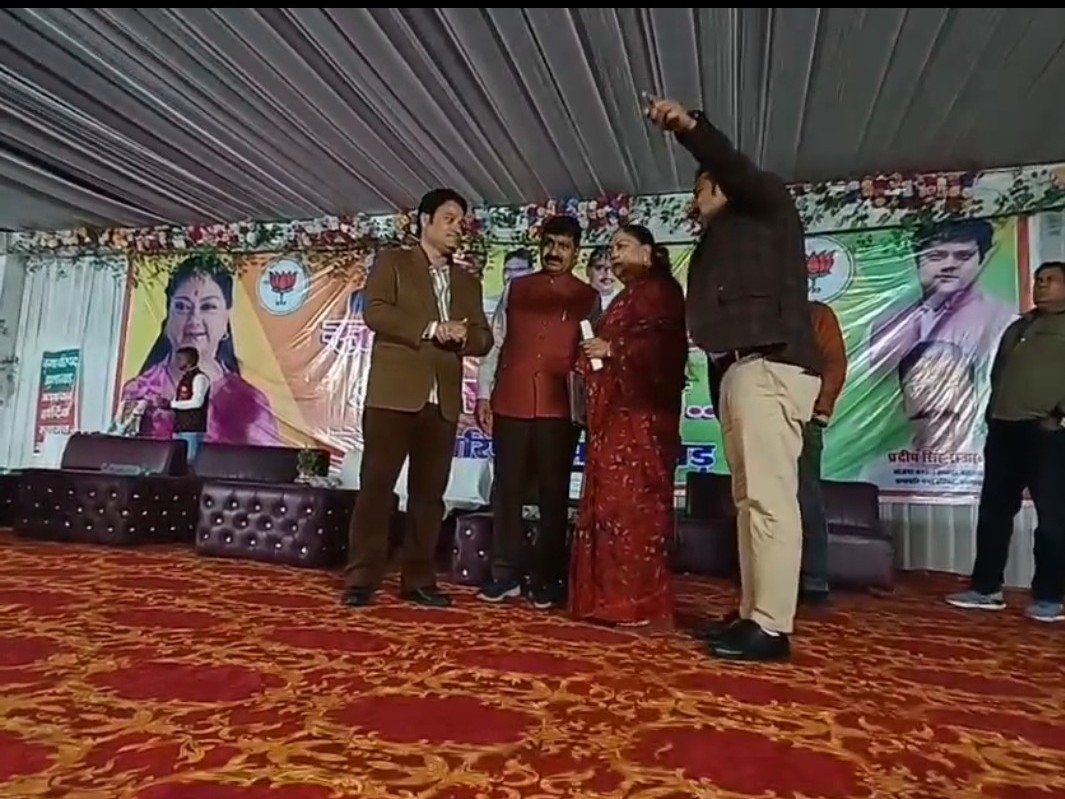 मंच पर पूर्व मुख्यमंत्री वसुंधरा राजे को जानकारी देते सभापति