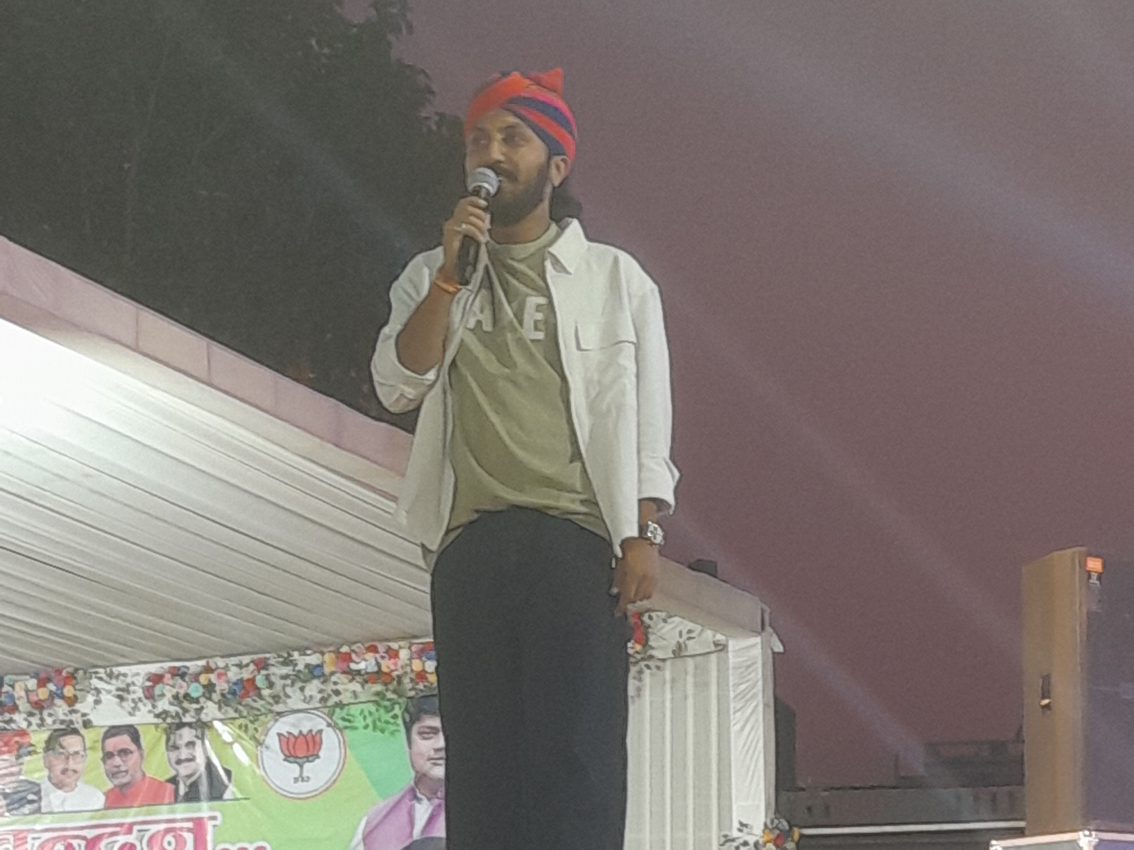 कार्यक्रम में गायक छोटू सिंह रावणा ने भजन संध्या में सांवलिया सेठ, खाटूश्याम और देशभक्ति भजनों की प्रस्तुतियां दीं।