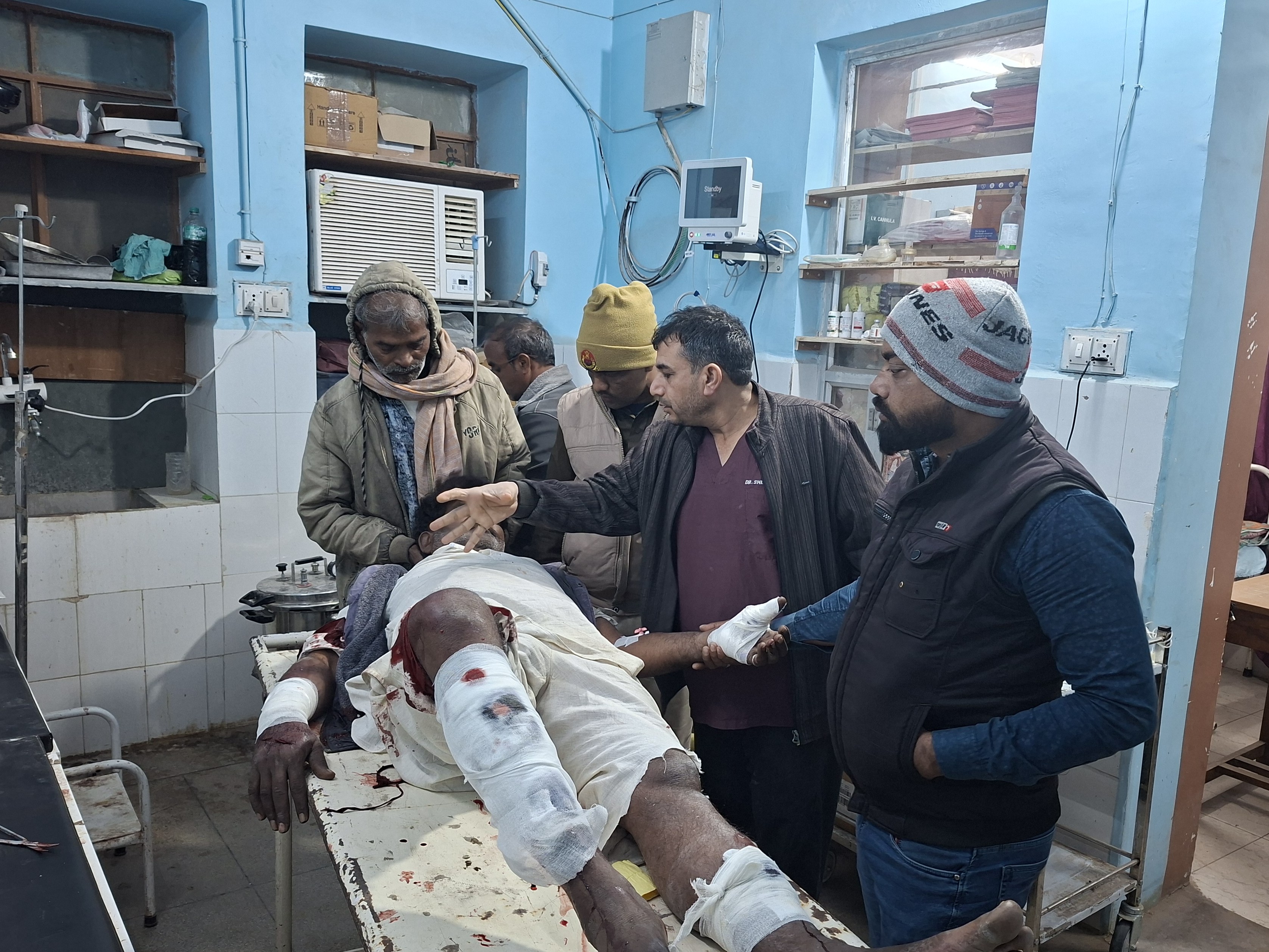 घायल राजकुमार सेवक को सरदारशहर उप जिला अस्पताल के इमरजेंसी वार्ड में भर्ती कराया गया।