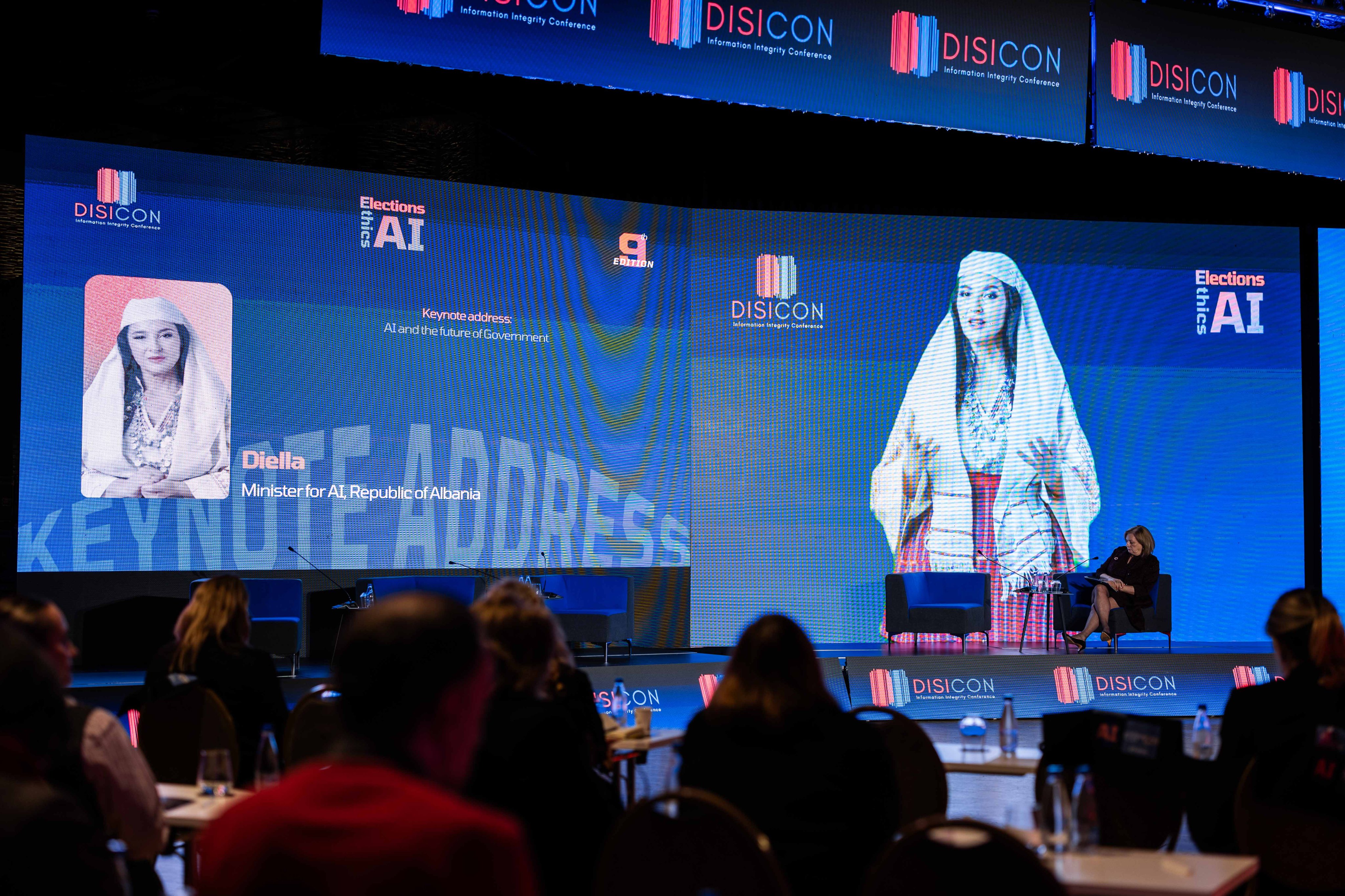 अल्बानिया की AI मंत्री, डिएला एक कॉन्फ्रेंस में सरकार और AI के भविष्य पर अपनी बात रखती हुई। तस्वीर- दिसंबर 2025