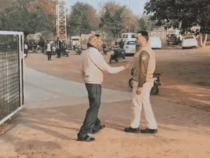 विधायक के भाई ने पुलिसकर्मी से चाबी छीनने की कोशिश की।