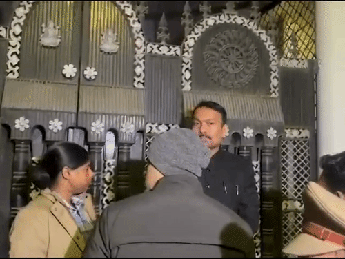 अलंकार अग्निहोत्री को उनके दोस्त के घर पर पुलिस और कुछ विभागीय लोग लेकर पहुंचे।