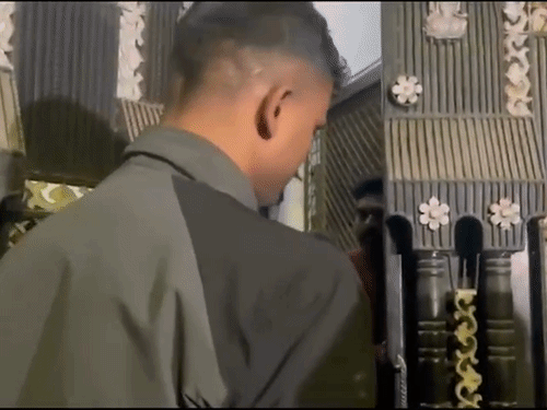 पुलिस ने सस्पेंड PCS अधिकारी अलंकार अग्निहोत्री को उनके दोस्त के घर के अंदर कर इसकी वीडियो रिकॉर्डिंग की।