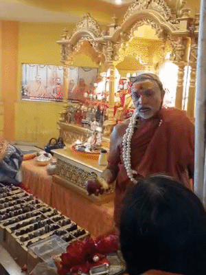 काशी के मठ में शंकराचार्य ने पूजन के बाद प्रसाद बांटा।