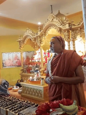 दर्शन को आए श्रद्धालुओं से गोहत्या के खिलाफ आंदोलन में साथ देने को कहा।