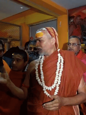 शंकराचार्य ने श्रद्धालुओं से भेंट की, बोले-प्रयागराज में सनातन का अपमान हुआ।