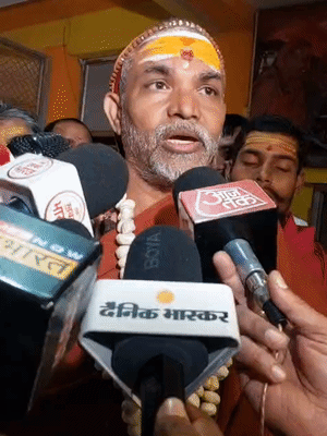 शंकराचार्य बोले-गौहत्यारों के खिलाफ हम बुलडोजर बनकर खड़े होंगे।