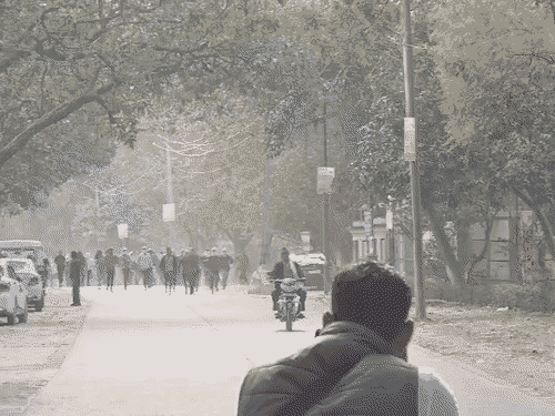 रुइया हॉस्टल के गेट की तरफ 30-40 छात्र मुंह पर कपड़ा बांधकर आए और पथराव कर दिया।