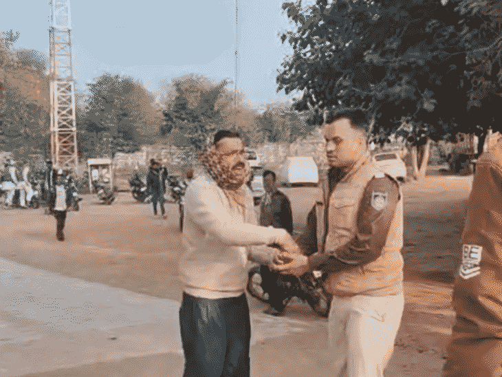 इसी दौरान दूसरा पुलिसकर्मी पहुंचा। दोनों मिलकर समझाइश देने लगे।