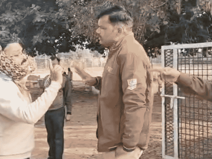 विधायक के भाई ने पुलिसकर्मी से कहा- तुझे बाइक घर छोड़कर आना पड़ेगी।